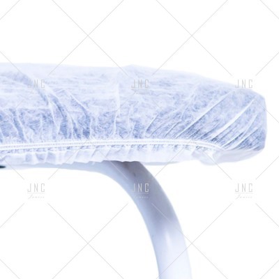 Capa branca descartável em tecido não tecido esticada num assento de cadeira com estrutura branca