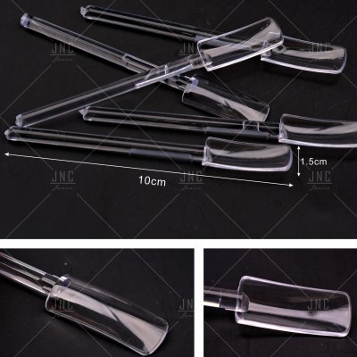 Espátulas de plástico transparente com dimensões indicadas sobre fundo preto