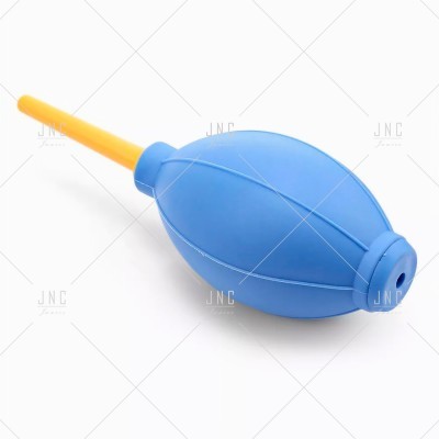 Bomba de ar azul com bico amarelo em fundo branco