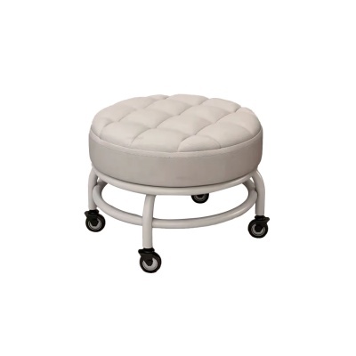 Puf redondo estofado cinza claro com rodas