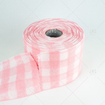 Rolo de fita xadrez rosa e branco com marca JNC no centro