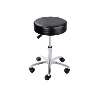 Banco giratório com assento redondo em pele preta e base cromada com rodas