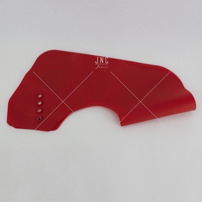 Bolsa ou capa vermelha em pele sintética com botões e texto JNC luxo