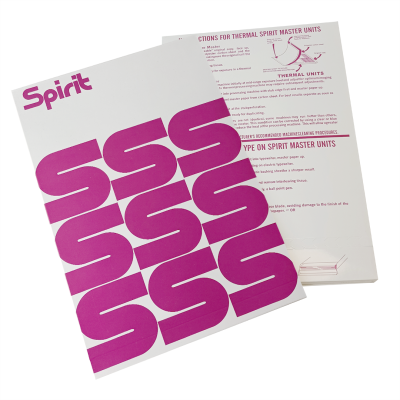 Folhetos de papel com design gráfico e texto técnico sobre unidades térmicas Spirit, um com letras S roxas repetidas