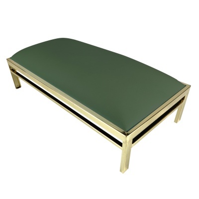 Mesa de centro com tampo almofadado verde e estrutura metálica dourada