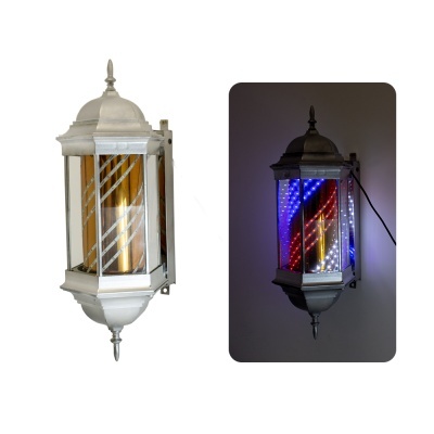 Lanterna de parede metálica prateada com vidro laranja e padrão de riscas