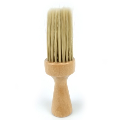 Escova com cabo em madeira clara e cerdas bege