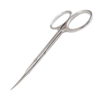 Tesoura fina de metal prateada com lâminas pontiagudas em fundo branco