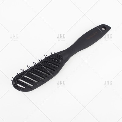 Escova de cabelo preta com pinos curvos e cabo ergonómico