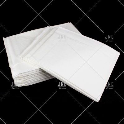 toalhas brancas empilhadas com textura lisa em fundo preto