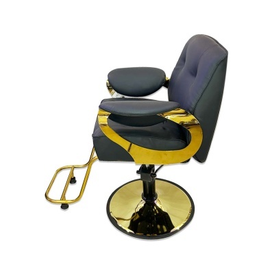 Cadeira de salão cinzenta com estrutura e base metálica dourada