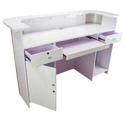 Balcão branco com gavetas e portas aberto