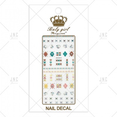 Adesivos decorativos para unhas com padrões coloridos em embalagem branca com coroa dourada