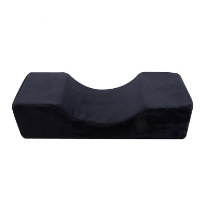 Almofada anatómica preta de espuma sobre fundo branco