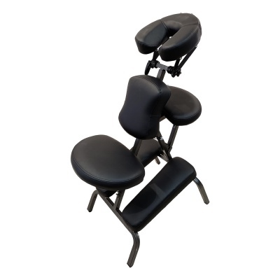 Cadeira de massagem portátil preta com várias almofadas acolchoadas.