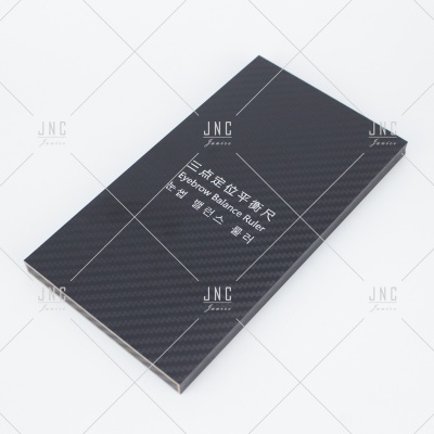 Régua preta para equilíbrio de sobrancelhas com texto em inglês e caracteres chineses