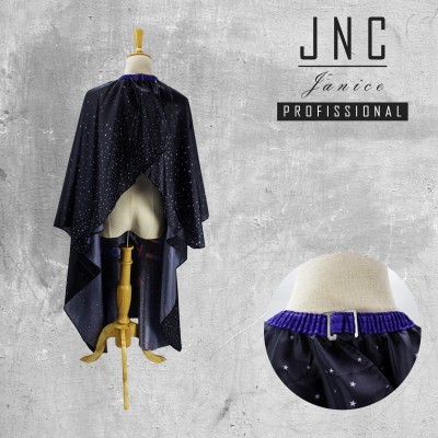 Capa preta para cabeleireiro com estrelas e fecho ajustável num manequim