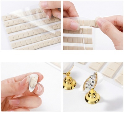 faixas adesivas bege para unhas em folhas transparentes e unha decorada com pedras brilhantes