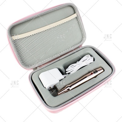 Estojo rosa com dispositivo metálico, carregador branco e cabo USB