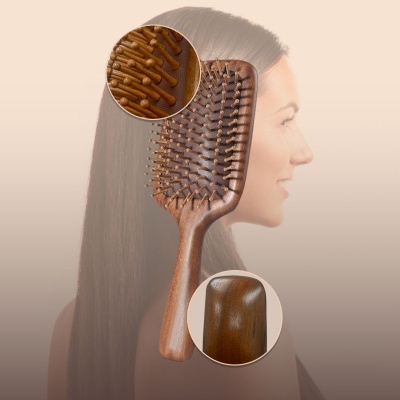 Escova de cabelo raquete em madeira castanha com cerdas de madeira