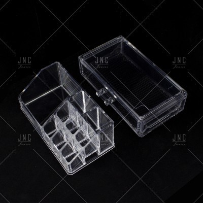Caixa organizadora transparente com vários compartimentos em fundo negro