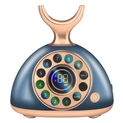 Relógio despertador retro azul e dourado com mostrador digital e botões numa fundo branco