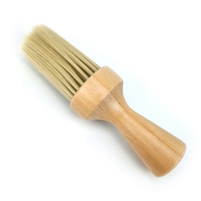 Pincel com cerdas creme e cabo de madeira polida