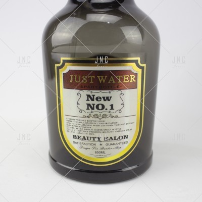 Frasco de spray em vidro castanho com etiqueta de salão de beleza