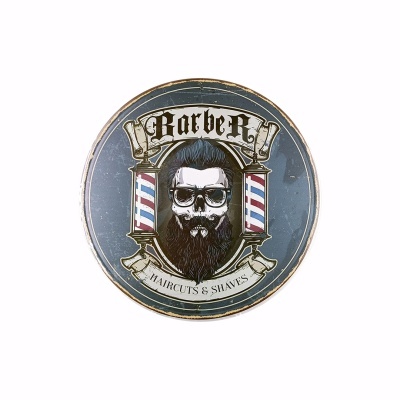 Placa metálica circular vintage com design de barbeiro e calavera com barba.