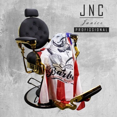 Cadeira de barbeiro preta com estrutura dourada e capa de corte colorida pendurada