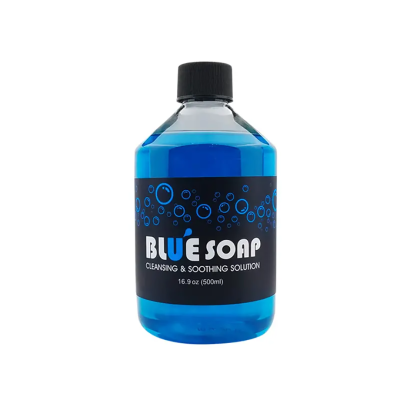 Frasco de Blue Soap com líquido azul e rótulo preto com bolhas azuis