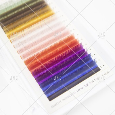 Cartela de pestanas artificiais coloridas em gradiente