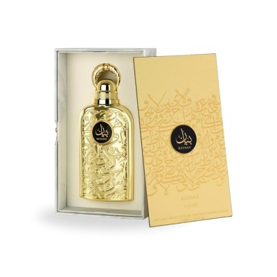 Frasco de perfume dourado com caixa amarela