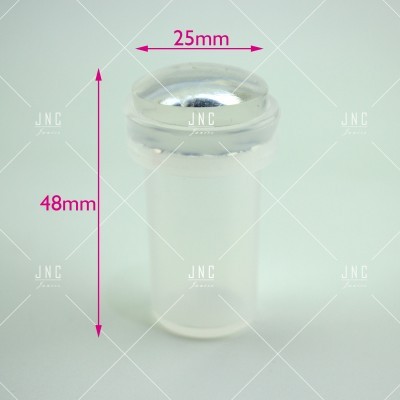 Frasco pequeno translúcido com tampa metálica prateada