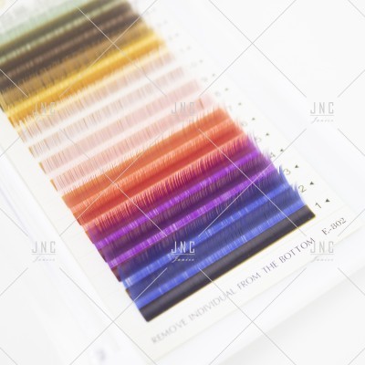 Conjunto de pestanas coloridas em várias cores numa embalagem branca com texto