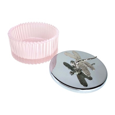 Caixa redonda rosa com tampa prateada e libélula em relevo