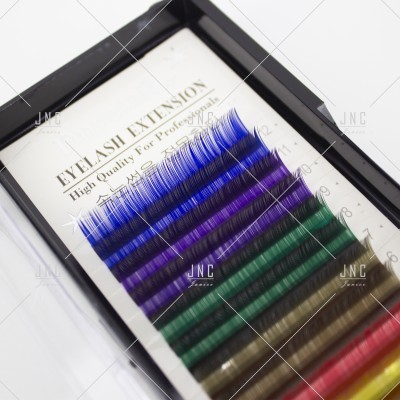 Conjunto de extensões de pestanas coloridas em caixa preta com texto EYELASH EXTENSION
