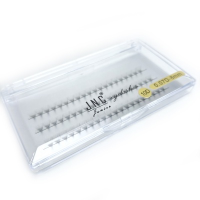 Caixa transparente com tufos de pestanas falsas e texto identificador