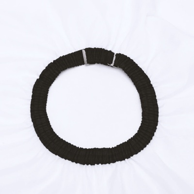 Elástico negro franzido com detalhes metálicos sobre tecido branco