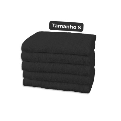Toalhas de banho pretas empilhadas com etiqueta Tamanho S