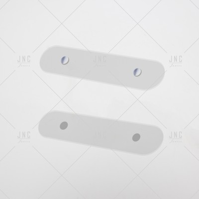 Dois retângulos brancos com cantos arredondados e dois orifícios cada, sobre fundo branco