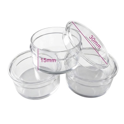 Três recipientes redondos transparentes de plástico com tampa