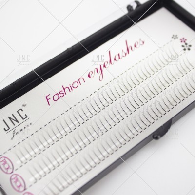 Caixa preta aberta com pestanas postiços brancas e texto Fashion eyelashes