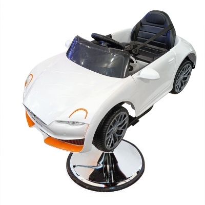 Cadeira infantil em forma de carro desportivo branco com detalhes laranja e pretos