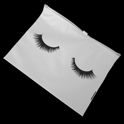 Bolsa branca com desenho de cílios pretos fechados