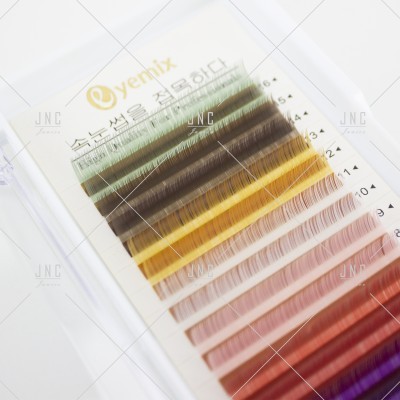 Conjunto de pestanas artificiais coloridas em embalagem transparente