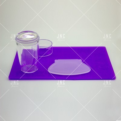 Conjunto de ferramentas de manicure com base roxa e copos transparentes