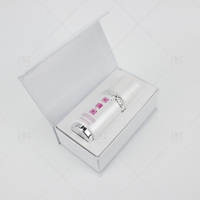 Frasco branco com tampa prateada numa caixa branca aberta