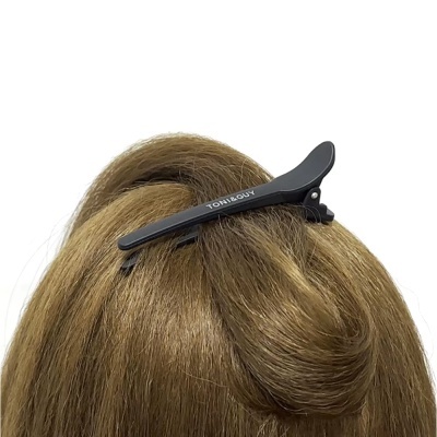 Presilha de cabelo preta com cabelo castanho claro