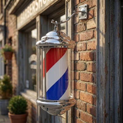 Lanterna clássica de barbeiro com riscas vermelhas, brancas e azuis numa parede de tijolos